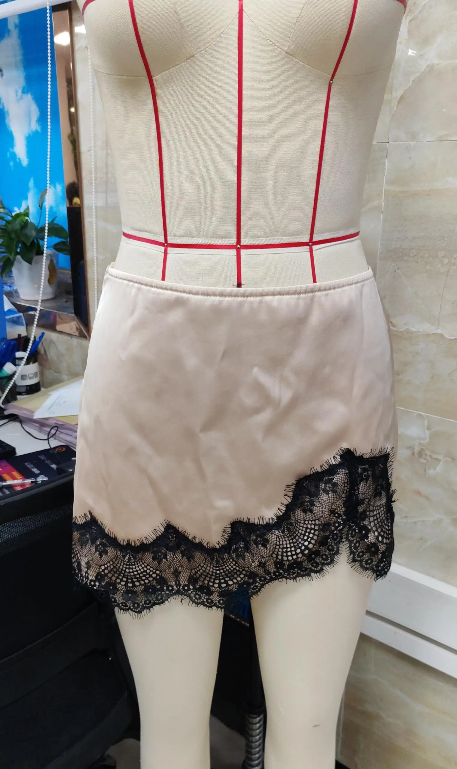 Damska mini spódniczka w kolorze koralowej czerwieni z koronkowym wykończeniem, stylowa, o średnim stanie, krótka spódniczka, codzienna, elegancka spódniczka letnia na co dzień, na imprezy, do klubu.