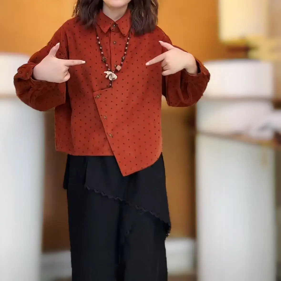 Herbst und Winter neues Cord-Orange-Polka-Dot-weißes, plissiertes Laternenärmel-Laminierhemd, lockeres, vielseitiges Oberteil