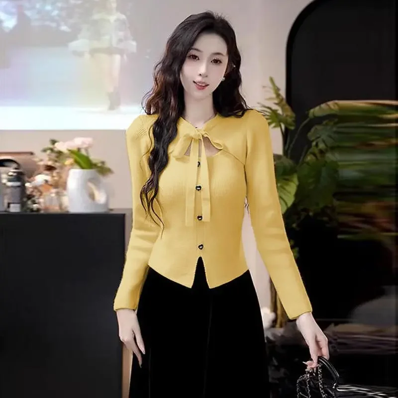 女性のクリスマス衣装ボウニットトップ新しい秋冬レッドセーターインナーウェアフェイクツーピースフィットトップ