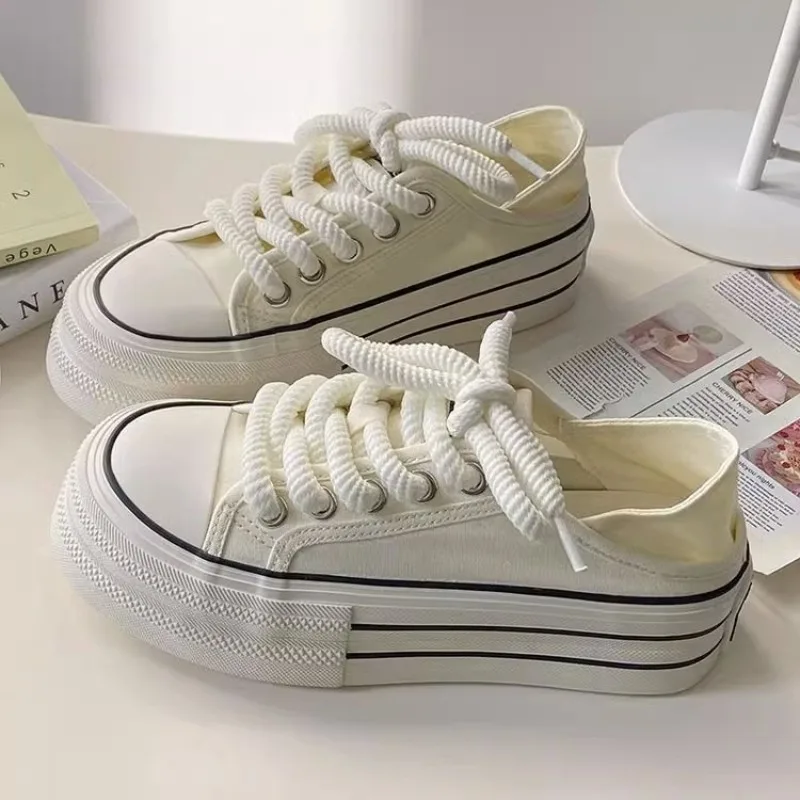 Damen Schwarz-Weiß Canvas Mule Sneakers mit Dicken Schnürsenkeln, Plateausohle, Rückenfreie Slip-On Schuhe mit Runder Zehenpartie, Lässige Halbschuhe – Detail 2