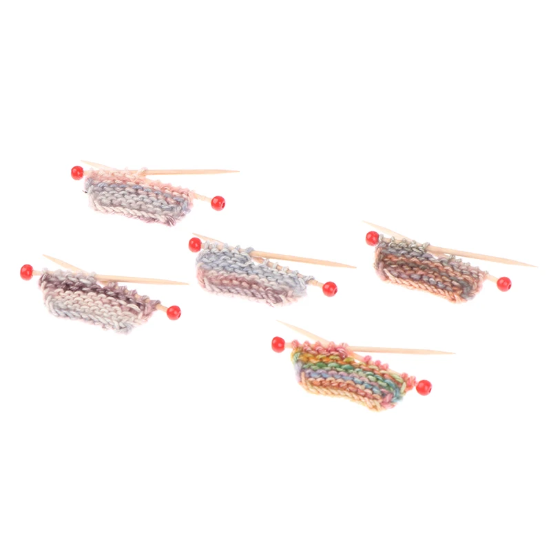 

1/12 Miniature Dollhouse Simulation Thick Knitted Sweater Gradient Color Knitting Wool Model DIY Dollhouse Ornament Accessories