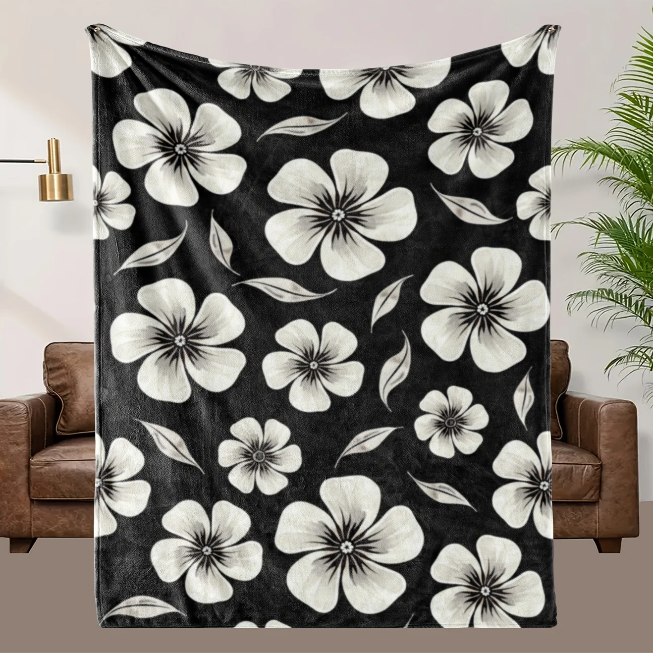 

Comfortable black and white floral patterned blanket, made of polyester, suitable for bedroom and living room décor.