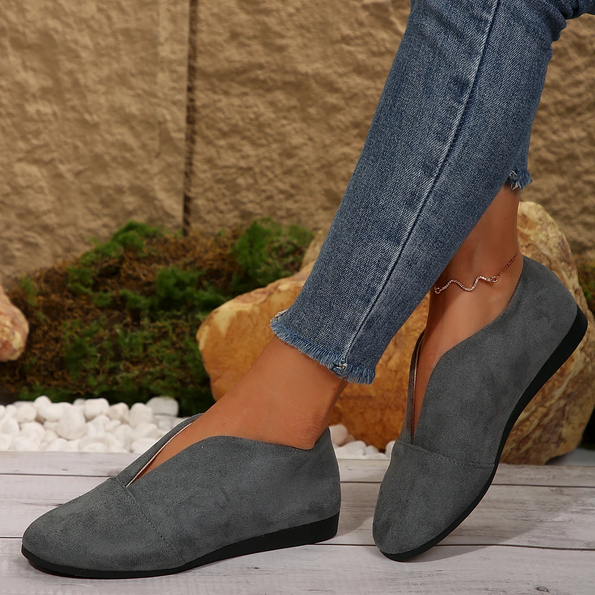 Plus-Size-Damen-Slipper aus Wildleder, V-Ausschnitt, runde Zehen, weich und bequem, lässig, für den täglichen Gebrauch, zum Spazierengehen, in verschiedenen Farben erhältlich. – Detail 32