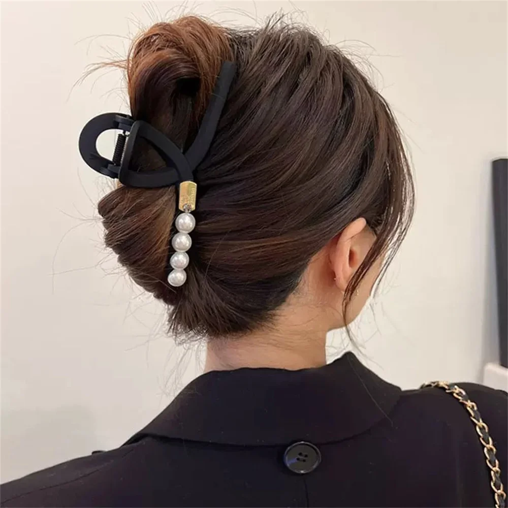 Elegant Imitation Pearl Rhinestone Hair Claw Retro Crossed Shark Barrettes Frosted Texture Summer Fashion Hair Accessories