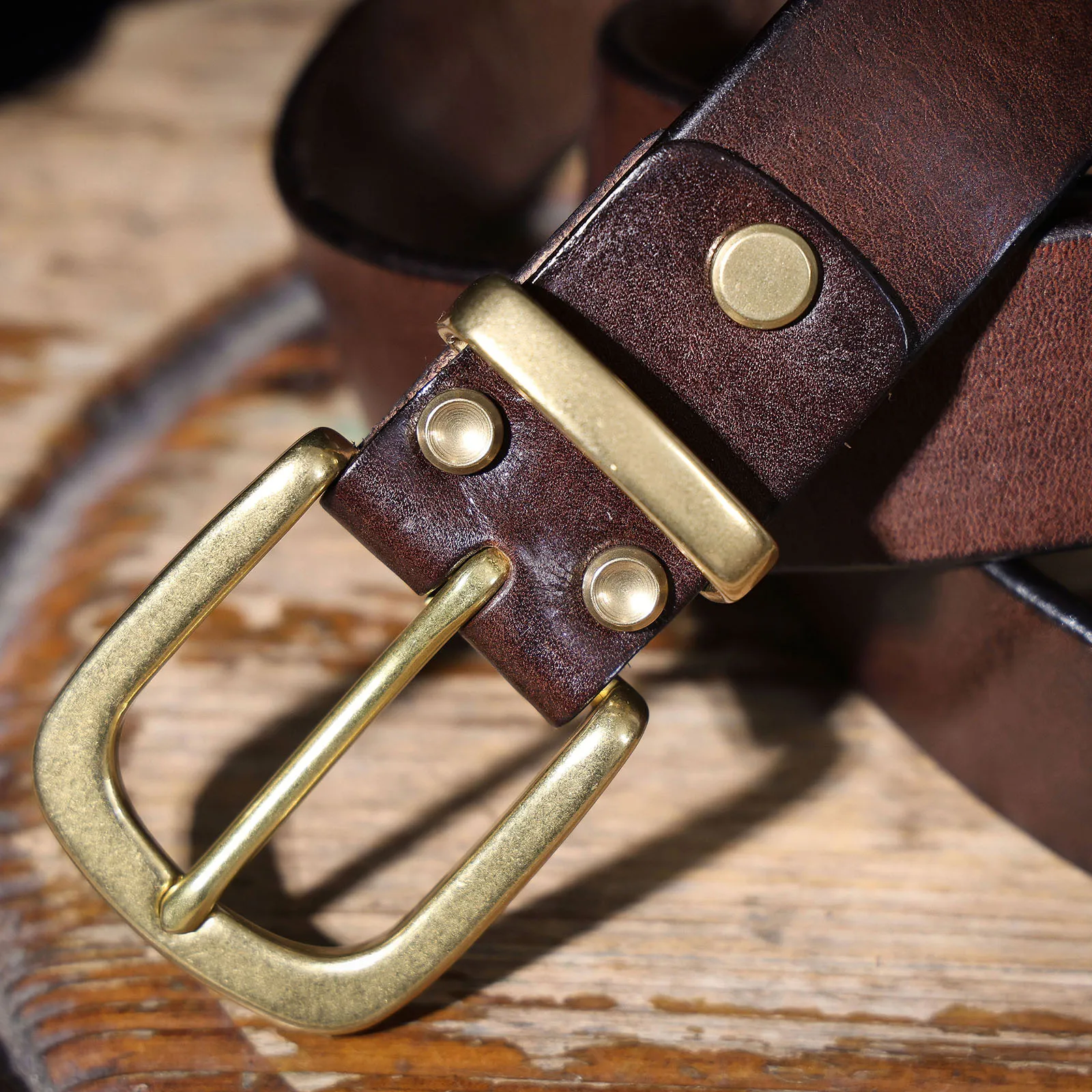 S.WORKER Klassischer dicker Herrengürtel aus echtem Leder, Messing-Dornschließe, vollnarbiges Rindsleder, Vintage-Freizeitgürtel für Jeans, mit Geschenkbox – Detail 15