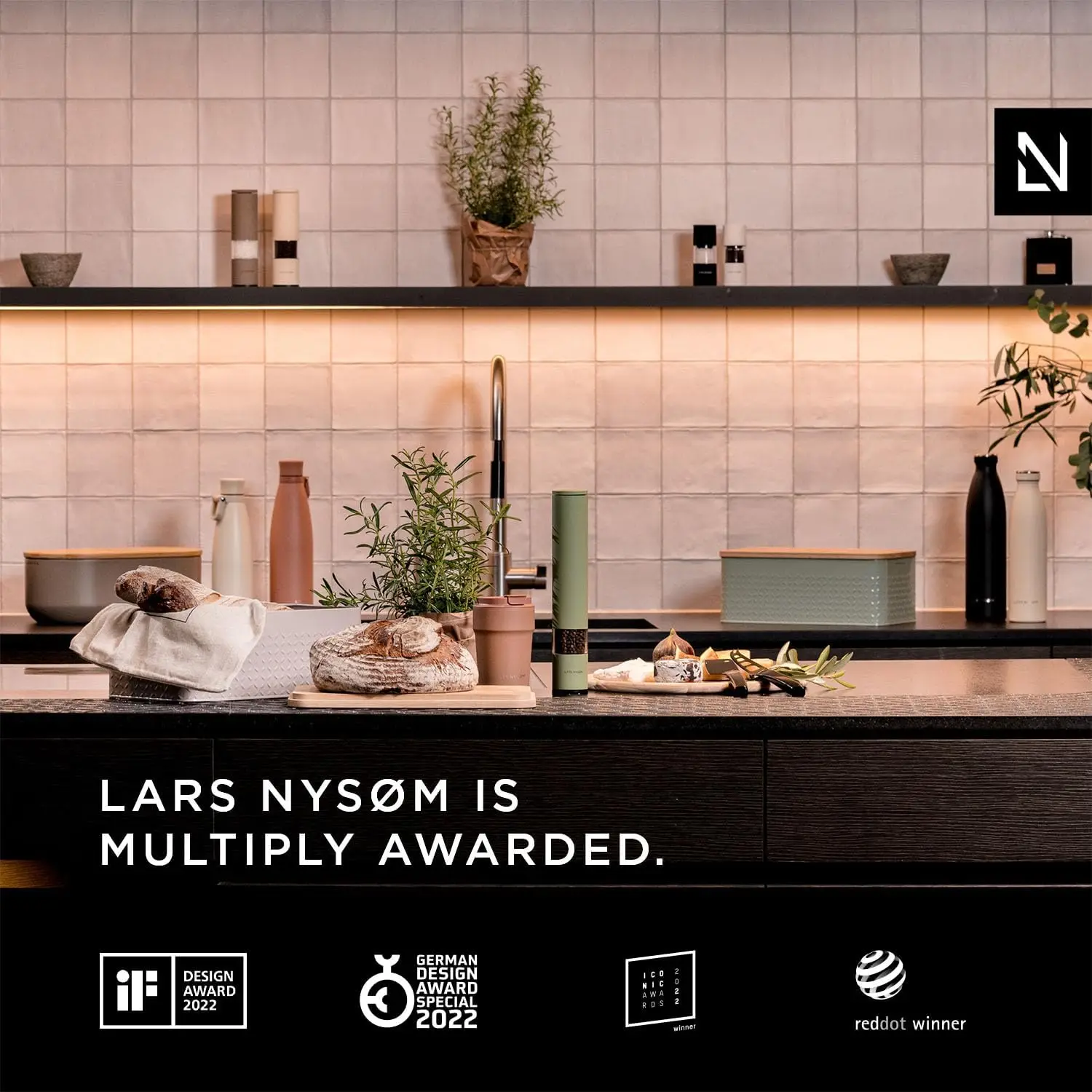 

Хлебная коробка I Металлическая хлебница с льняным мешком для хлеба для длительного свежества I Хлебница с бамбуковой крышкой, которую можно использовать в качестве разделочной доски