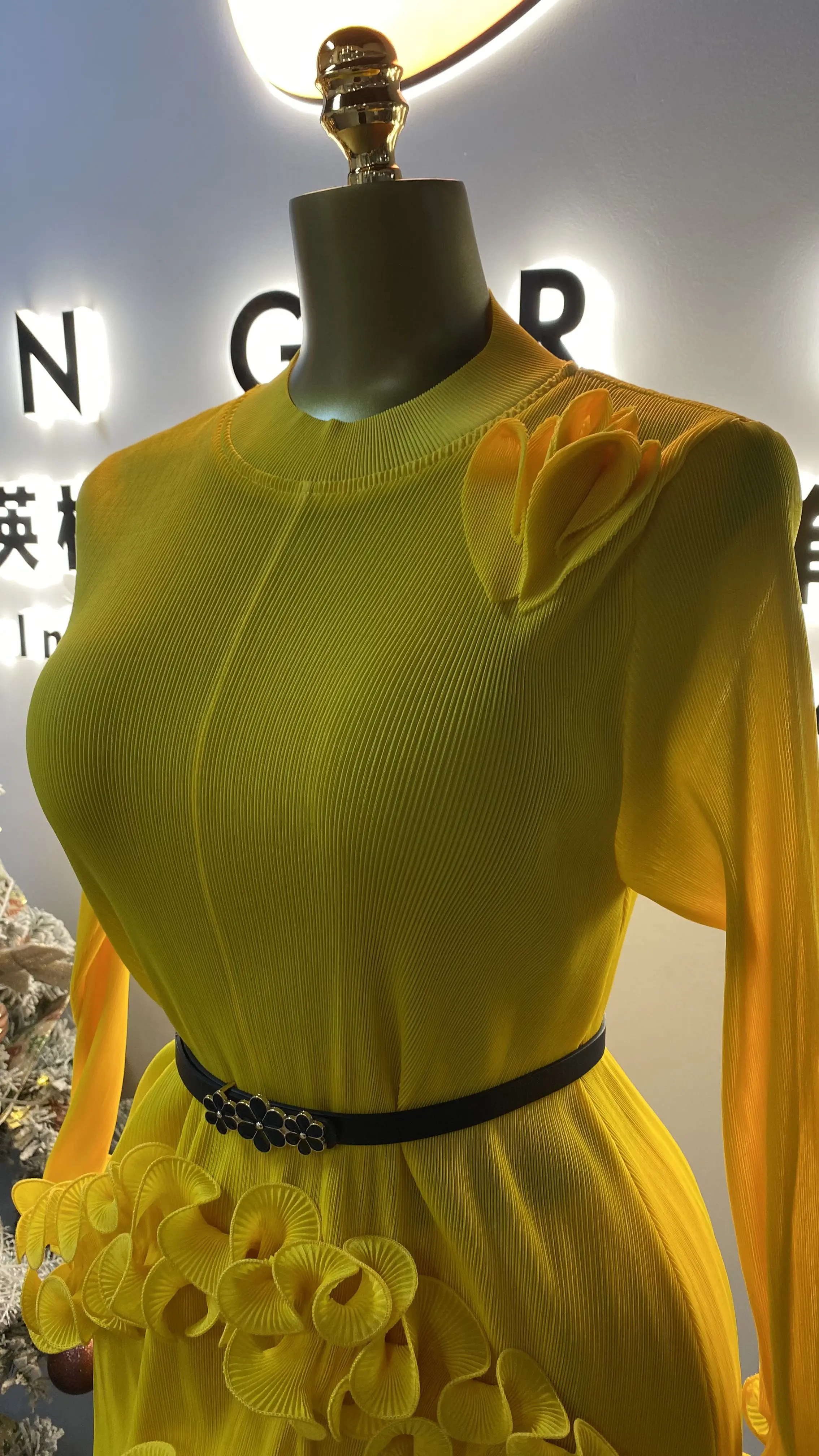 패셔너블하고 캐주얼한 플리츠 스커트 탑과 롱 스커트 세트, 패셔너블한 프린트와 자수 레이스 트림-GZXX056