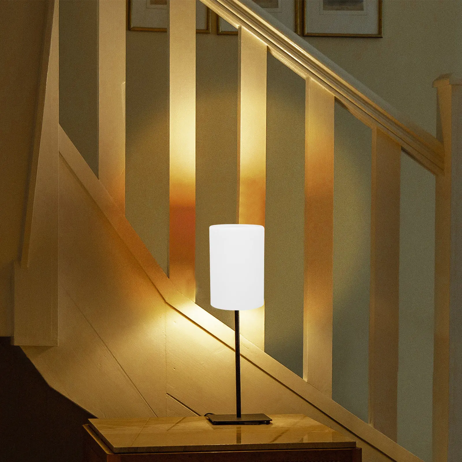 

Стеклянный цилиндрический плафон для домашней лампы: легко устанавливается и снимается, долговечный, декоративный.