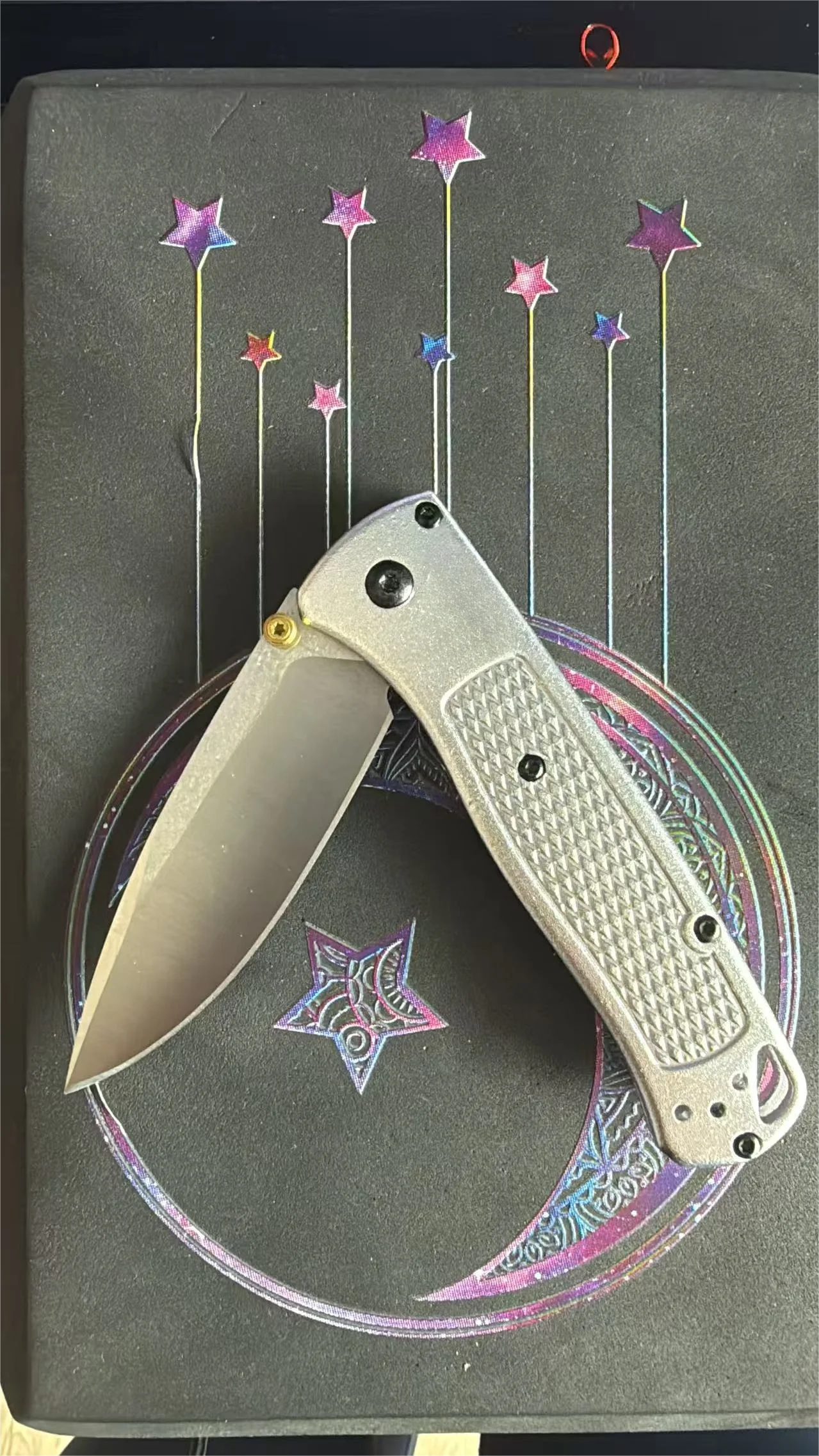 

Высококачественный складной нож BM-535 с рукояткой из алюминиевого сплава с рифленой поверхностью и сталью 9Cr, портативный инструмент для кемпинга на природе.