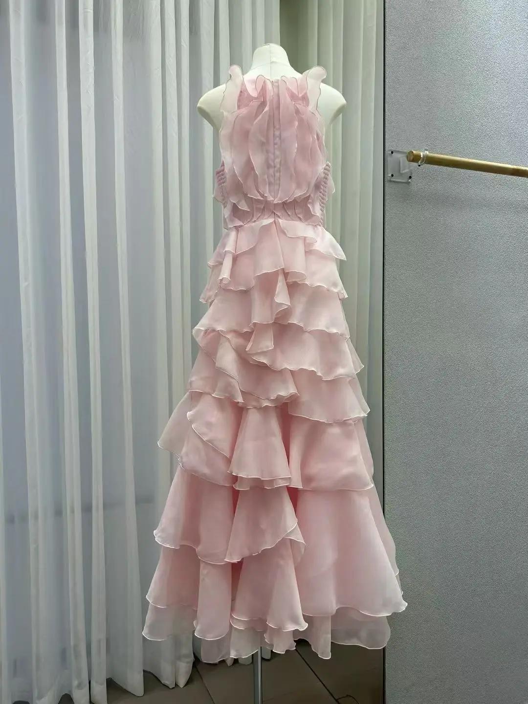 Vestido largo de pasarela de alta calidad para mujer con cuello en V y escote central recortado con volantes enmarcados