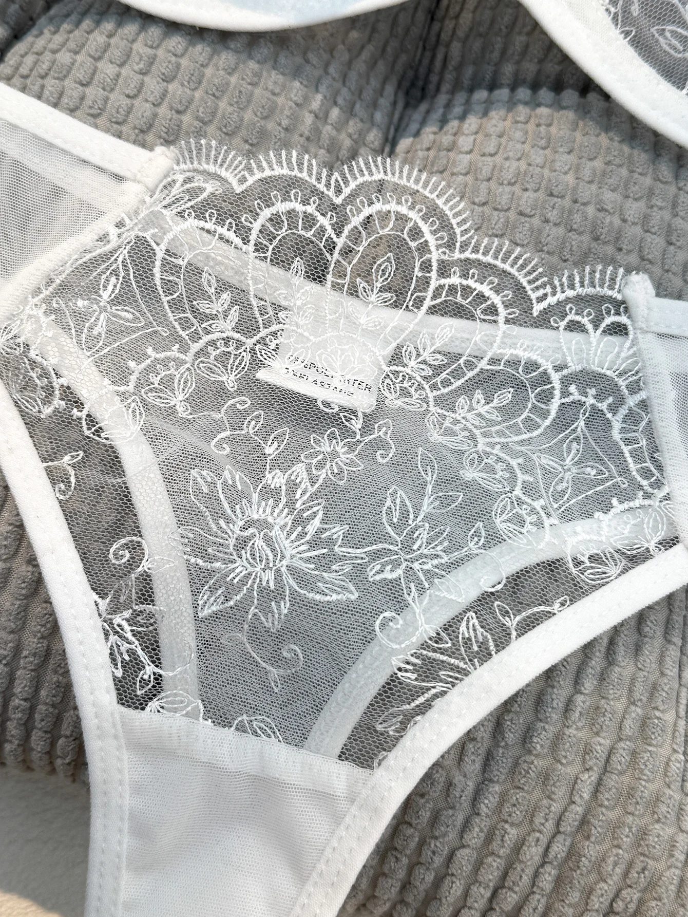 Ensemble de lingerie sexy blanche, une expérience de la vie intime quotidienne qui est pure et exudez