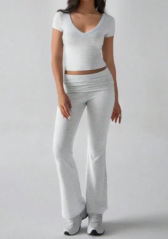 

Комплект из двух предметов: женский костюм 2026 Весна-Лето, новый, однотонный, с V-образным вырезом, укороченная футболка с коротким рукавом и повседневные спортивные брюки для йоги