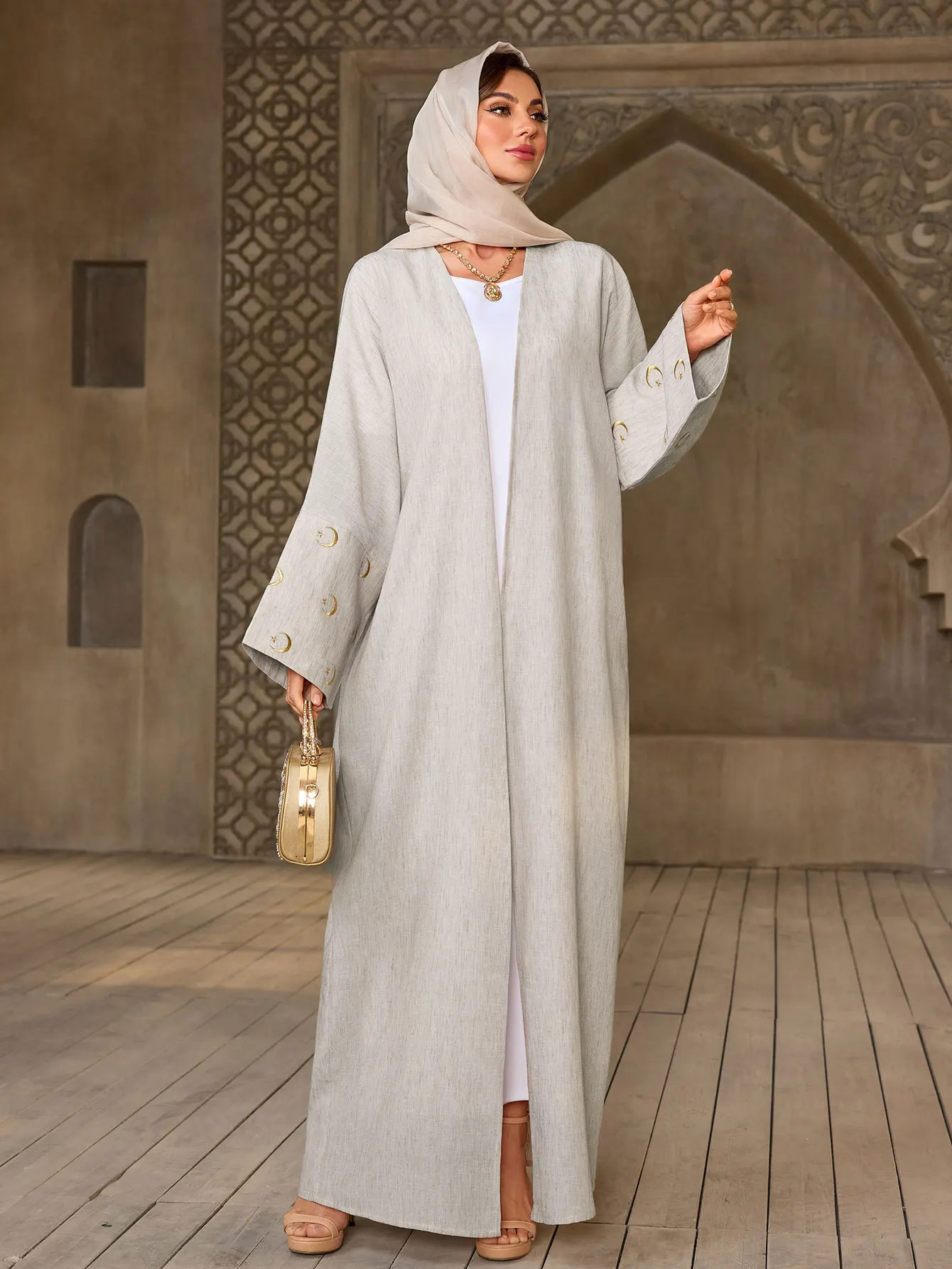 2025 エレガントなライト アバヤ イスラム女性用 ゴールド刺繍の袖口のディテールで、中東の日常着やお祭りに最適