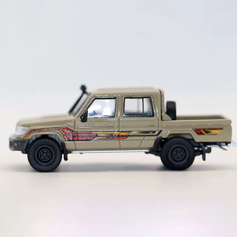 

PARA 1:64 Scale Land Cruiser LC70 Pickup Truck Alloy Car Model Ornament Souvenir Display Collection Hobby Gift