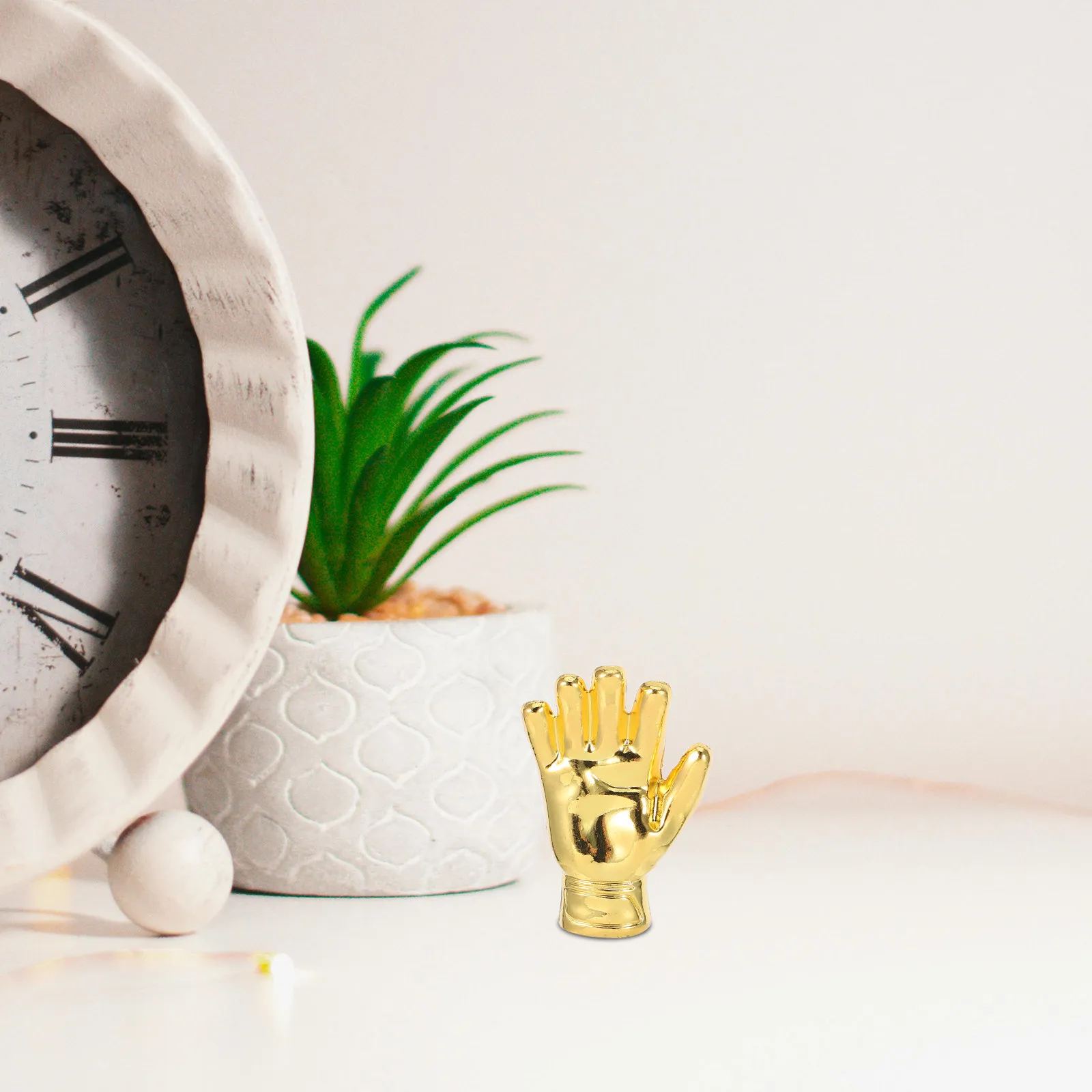 

2 шт. золотые мини-кубки-трофеи в виде перчаток вратаря, сувениры для вечеринок, украшения для полок, футбольные аксессуары