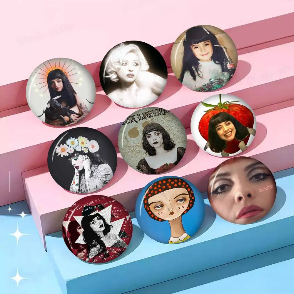 FEMME FATALE M-Mon L-Laferte - Broches creativos y divertidos, insignias redondas a presión, accesorios para mochilas y sombreros, regalos de joyería para amigos