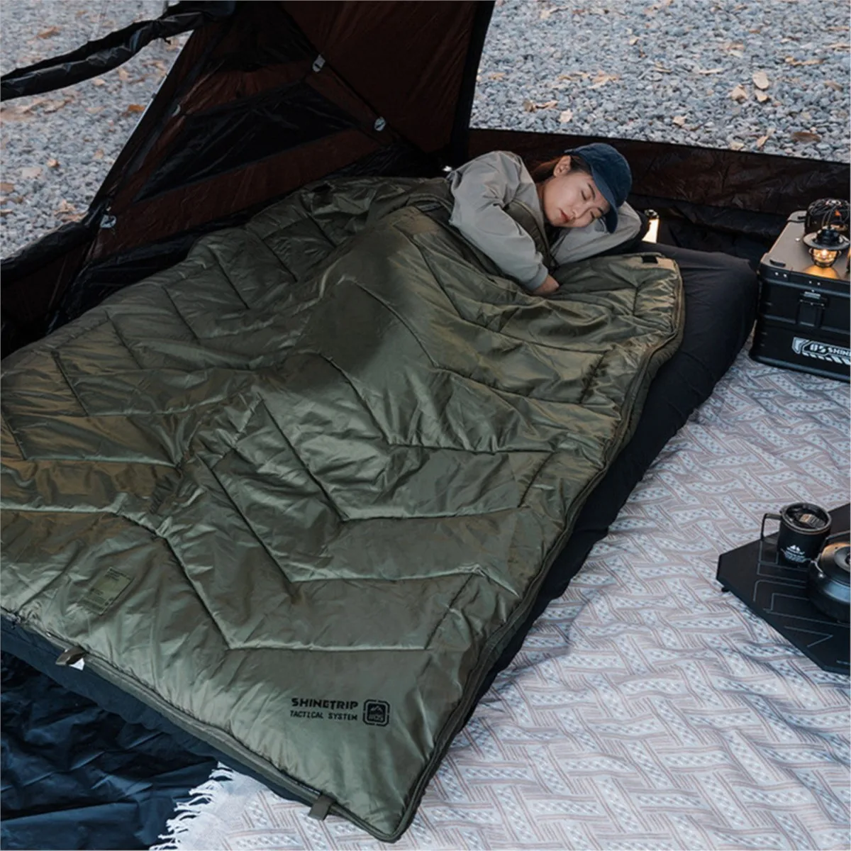 ShineTrip A510 Polyester Envelope Sleeping Bag 4-Season Camping Comfortable Insulated Spliceable Sleep Bag with Drawstring Hood