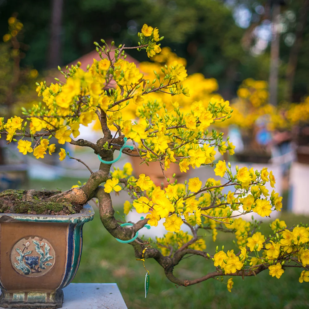 

100Pcs Garden Vine Clips Plastic Plant Holders Bright Green Garden Accessories Plant Support Clips for Flowers Vegetables