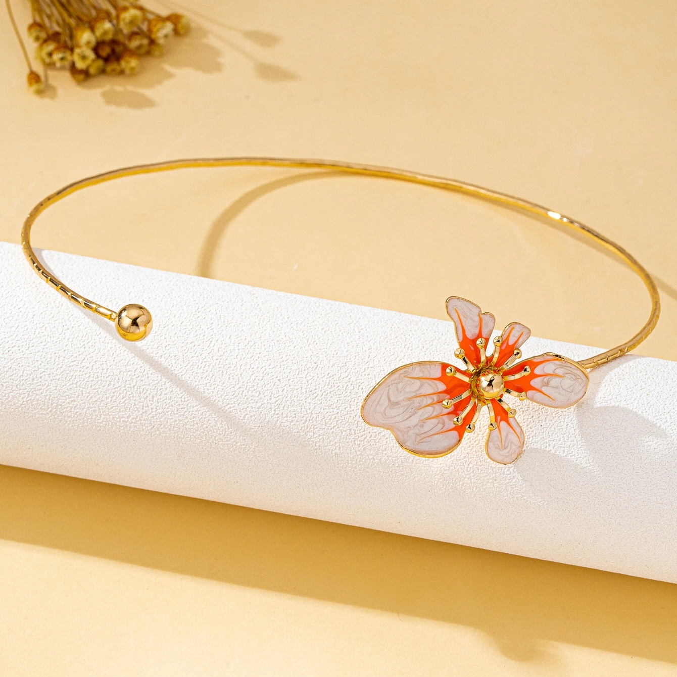 ياقة نسائية، زهرة ملونة بسيطة واحدة، مجوهرات ياقة حلوة ورومانسية، مناسبة للارتداء اليومي والعطلات