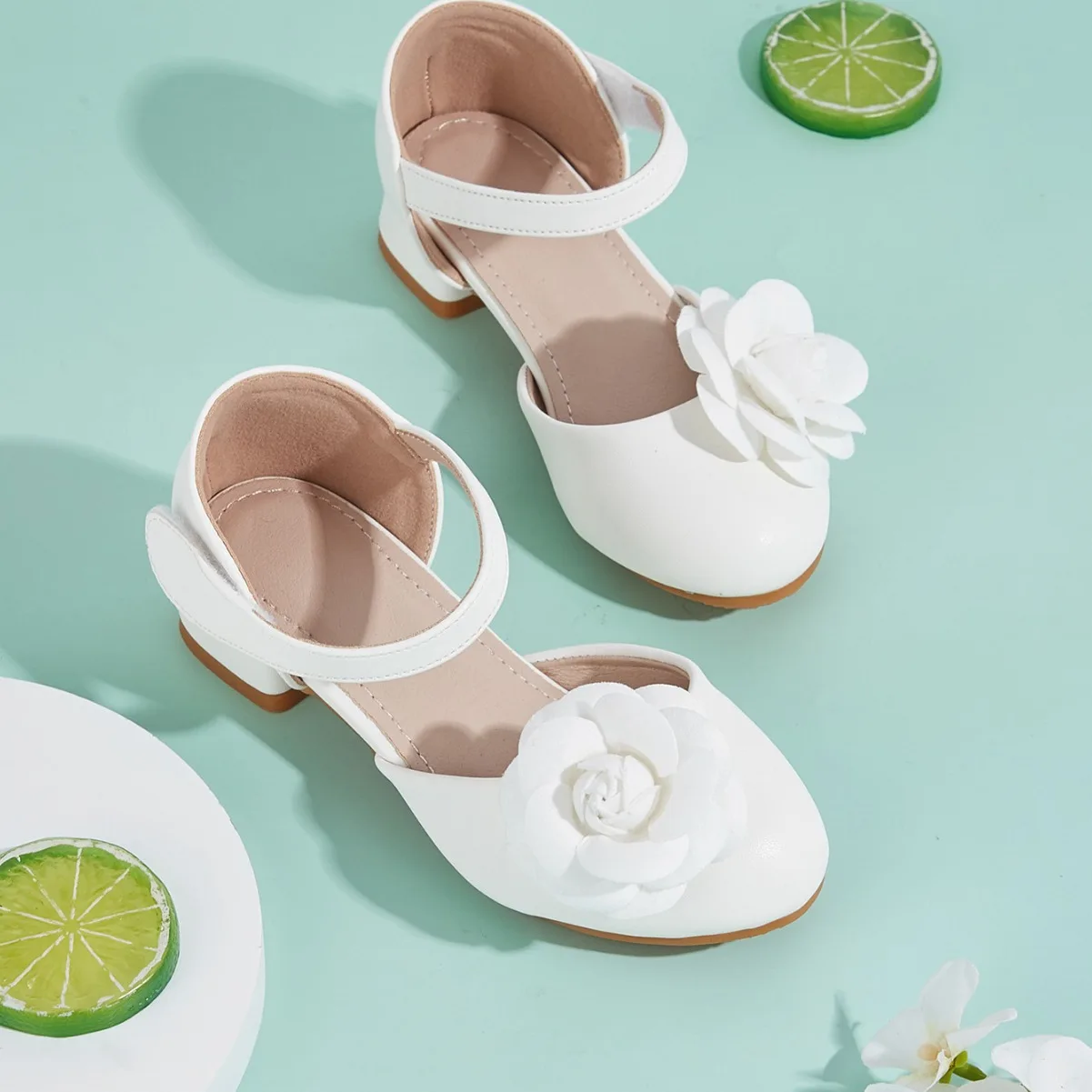 2024 Zomer Nieuwe Bloemenmeisje Prinsessenschoenen Gesloten Neus Meisje Hoge Hak Sandalen Mode Anti Slip Baby Lederen Schoenen