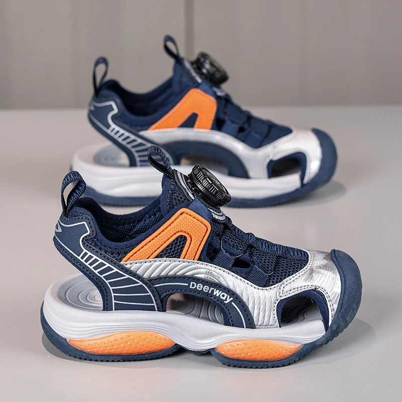 A pair of children's breathable mesh closed toe sandals adjustable velcro anti collision thick sole outdoor beach shoes JT-1162