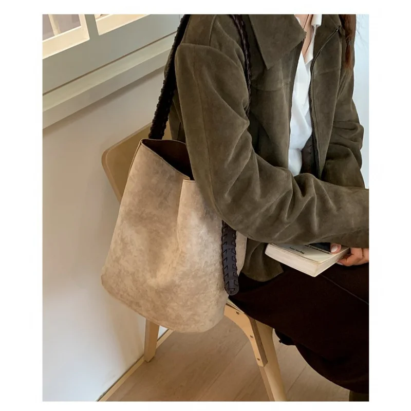 

Stylish Women's Geranium-Patterned Leather Tote Bag With Fluffy-Soft Lightweight Elegant Denmark Casual Daily Look