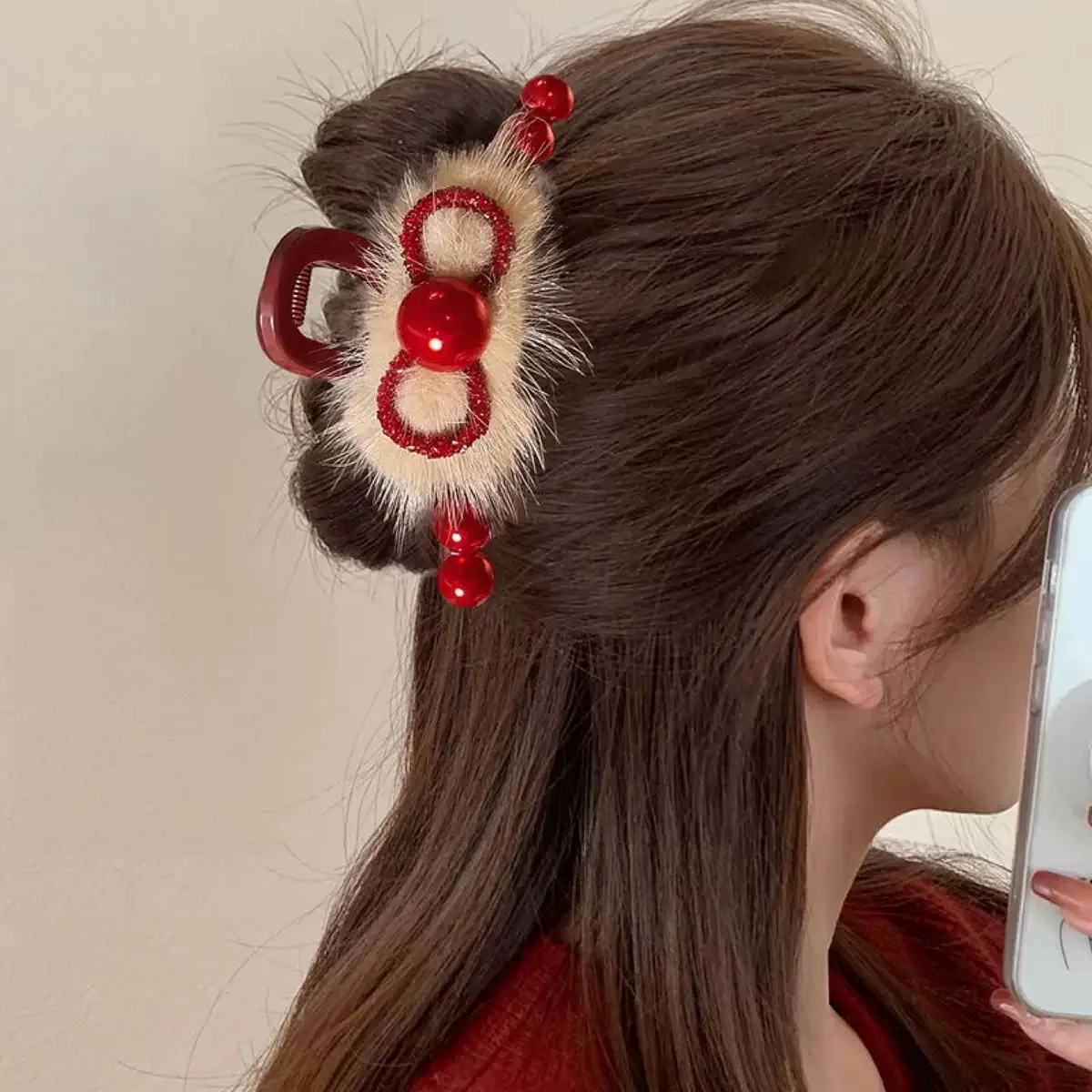 Luxuriöse Haarspange aus Kunstvelours mit Perlenverzierung – Alltagstaugliches, vielseitiges und stilvolles Retro-Haaraccessoire – Detail 2