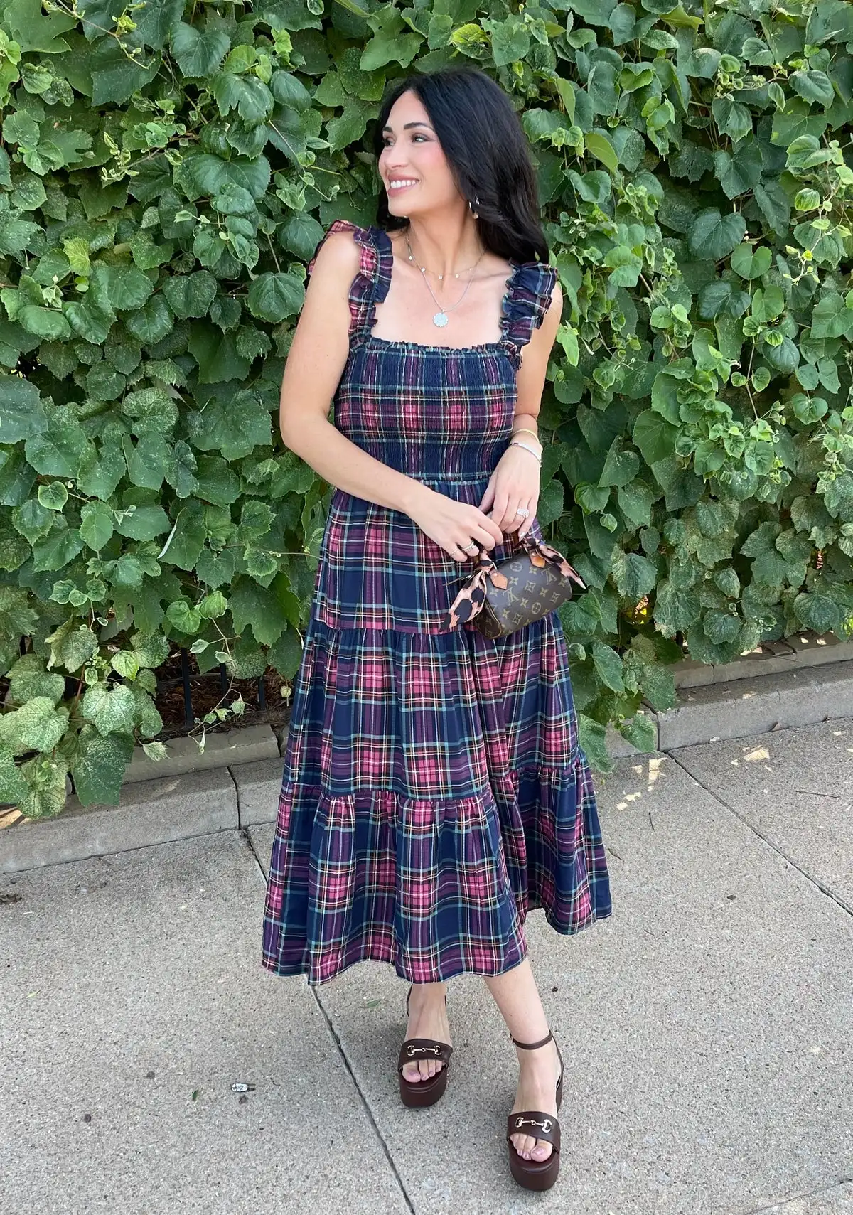 Vestido xadrez feminino sem mangas com babados, saia fluida em camadas, vestido casual de verão para mulheres, vestido fashion