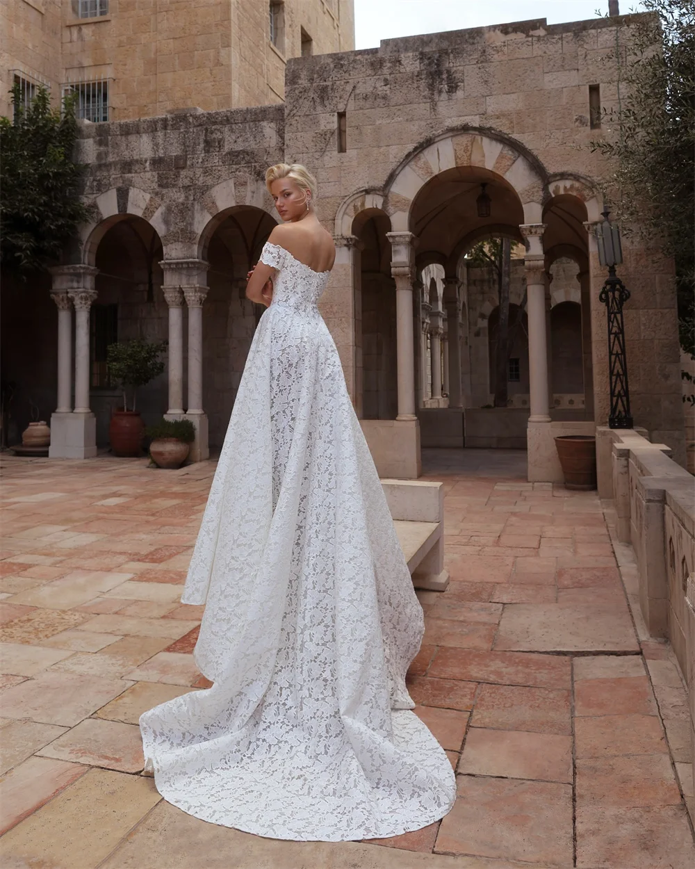 طوكيو مخصص أنيقة قبالة الكتف فساتين الزفاف قصيرة الأكمام عودة البريدي أثواب الزفاف زهرة بيضاء قطار المحكمة أثواب الزفاف