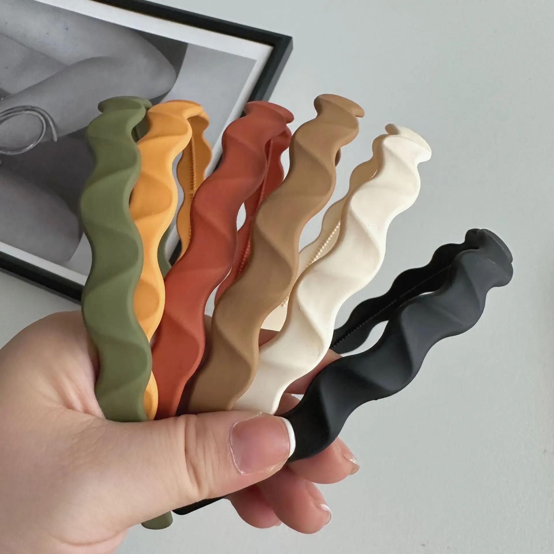 

Корейская повязка на голову с волнистым узором, дизайн с резиновым покрытием, нежная нескользящая повязка для волос