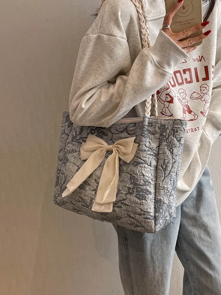 Легкая роскошная универсальная холщовая сумка большой вместимости на одно плечо, новинка 2025, модная сумка-тоут с бантом подмышками, женская пригородная сумка на плечо