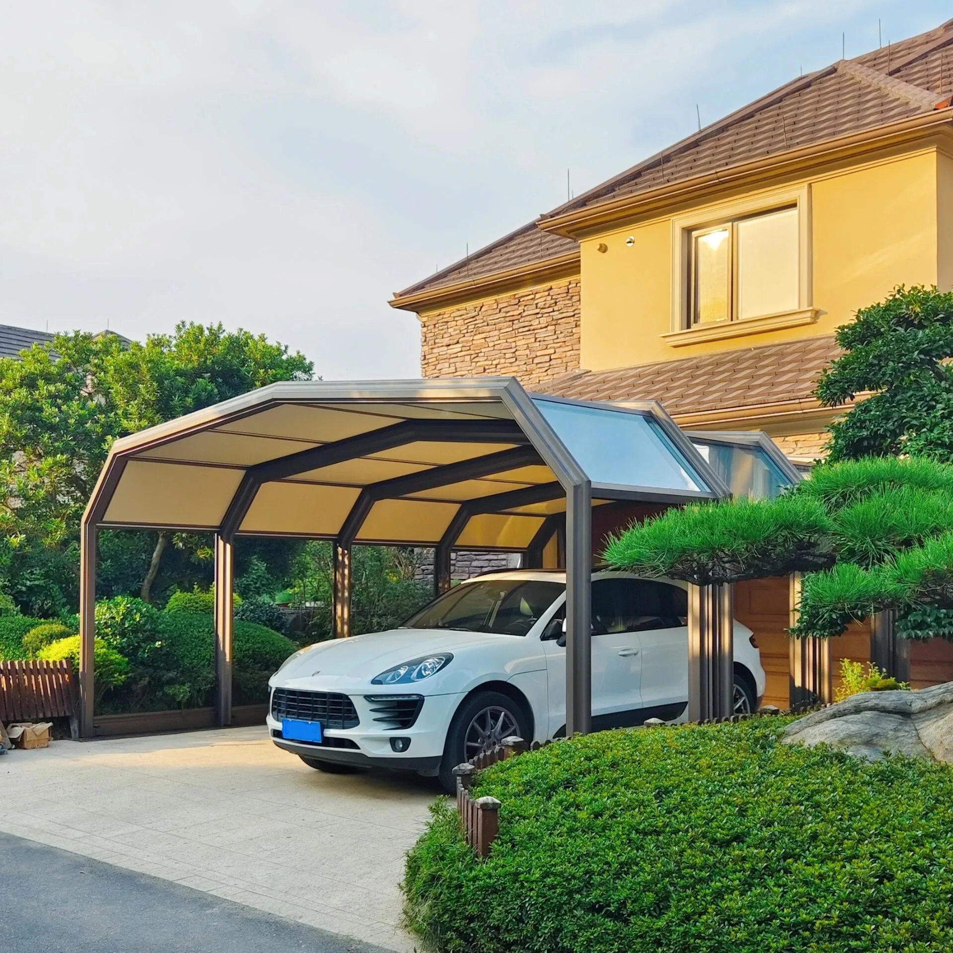 Custom Aluminum Retractable Carport, Windproof Waterproof Outdoor Parking Shelter for Commercial Parking Lot Yard