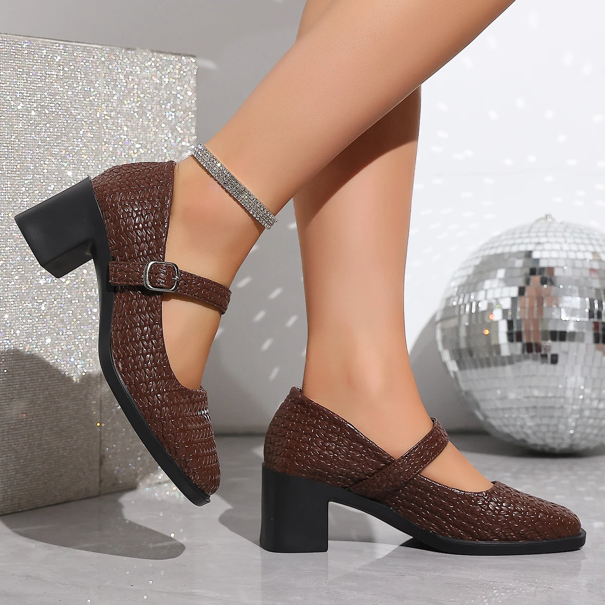

Новые летние модные женские сандалии 2026 года с открытым носком, ультрамягкая овчина, универсальный коричневый цвет, массивный каблук, квадратный носок, один ремешок