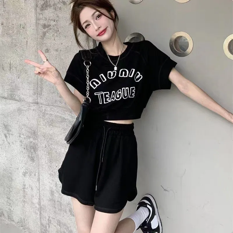 

Casual sports summer street-stunning hot girl short T-shirt and loose shorts two-piece set to make you look taller.