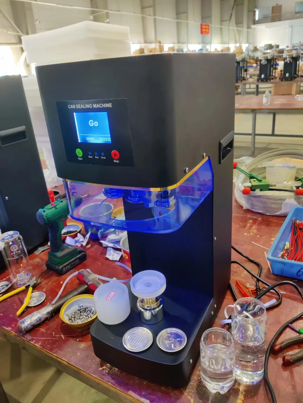 2023 ترقية التلقائي الكامل يمكن ختم آلة غير دوارة البلاستيك PET أكواب القصدير جرة البيرة علب حجم يمكن تخصيصها