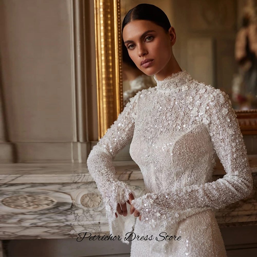 Delikatna suknia ślubna z koronki syrenki, ręcznie robione kwiaty, szyta na miarę, nowoczesna suknia ślubna z wysokim kołnierzem i długimi rękawami.