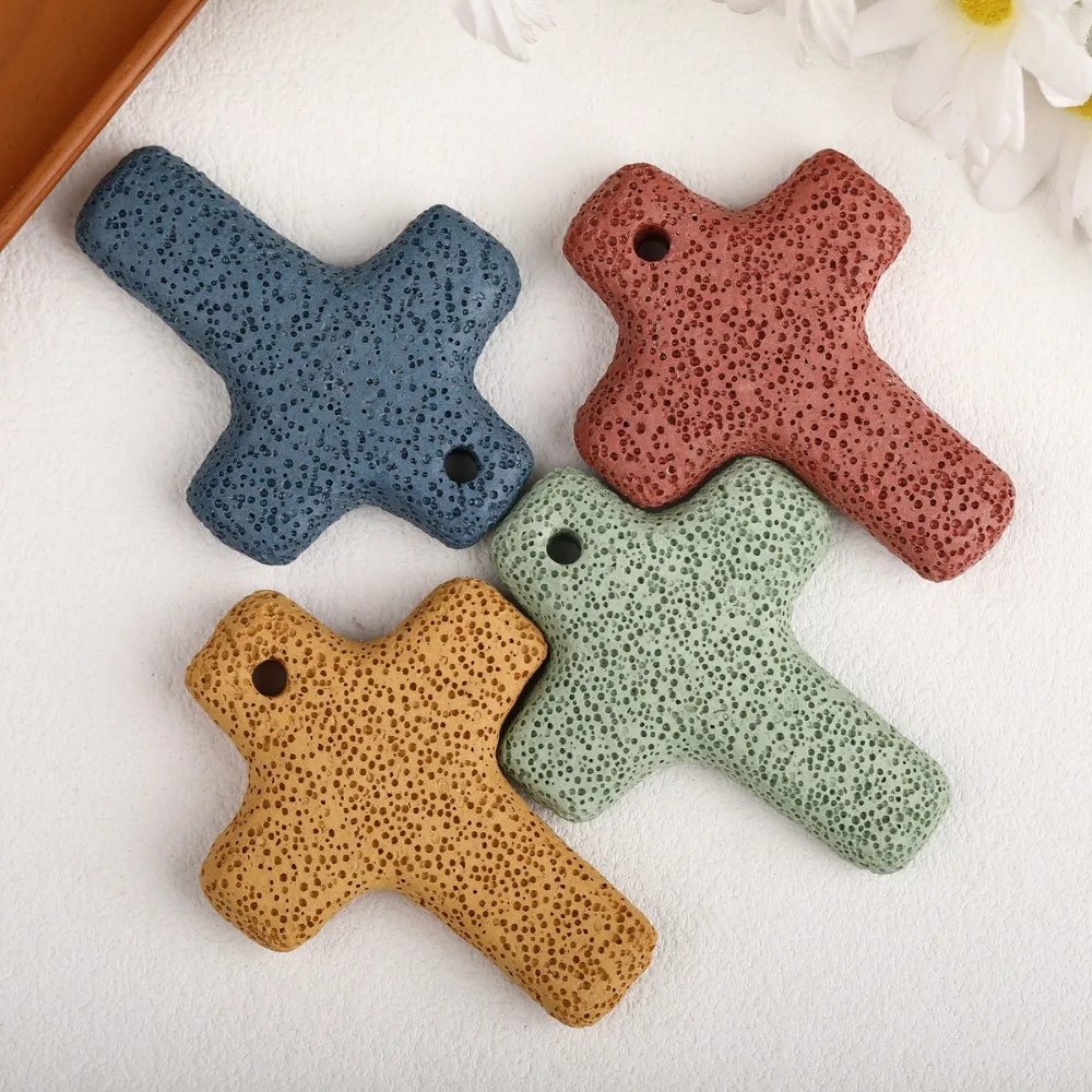 

10 шт./лот, модные подвески-диффузоры в форме креста из цветного вулканического камня (лава-рок) для эфирных масел, для самостоятельного изготовления ожерелий и поделок, для женщин и мужчин