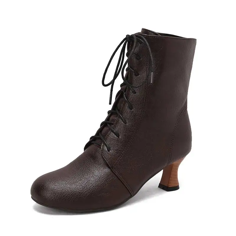 

Простые и удобные женские ботинки. Женские зимние ботинки с круглым носком. Простые и элегантные. Модный тренд для банкетов.