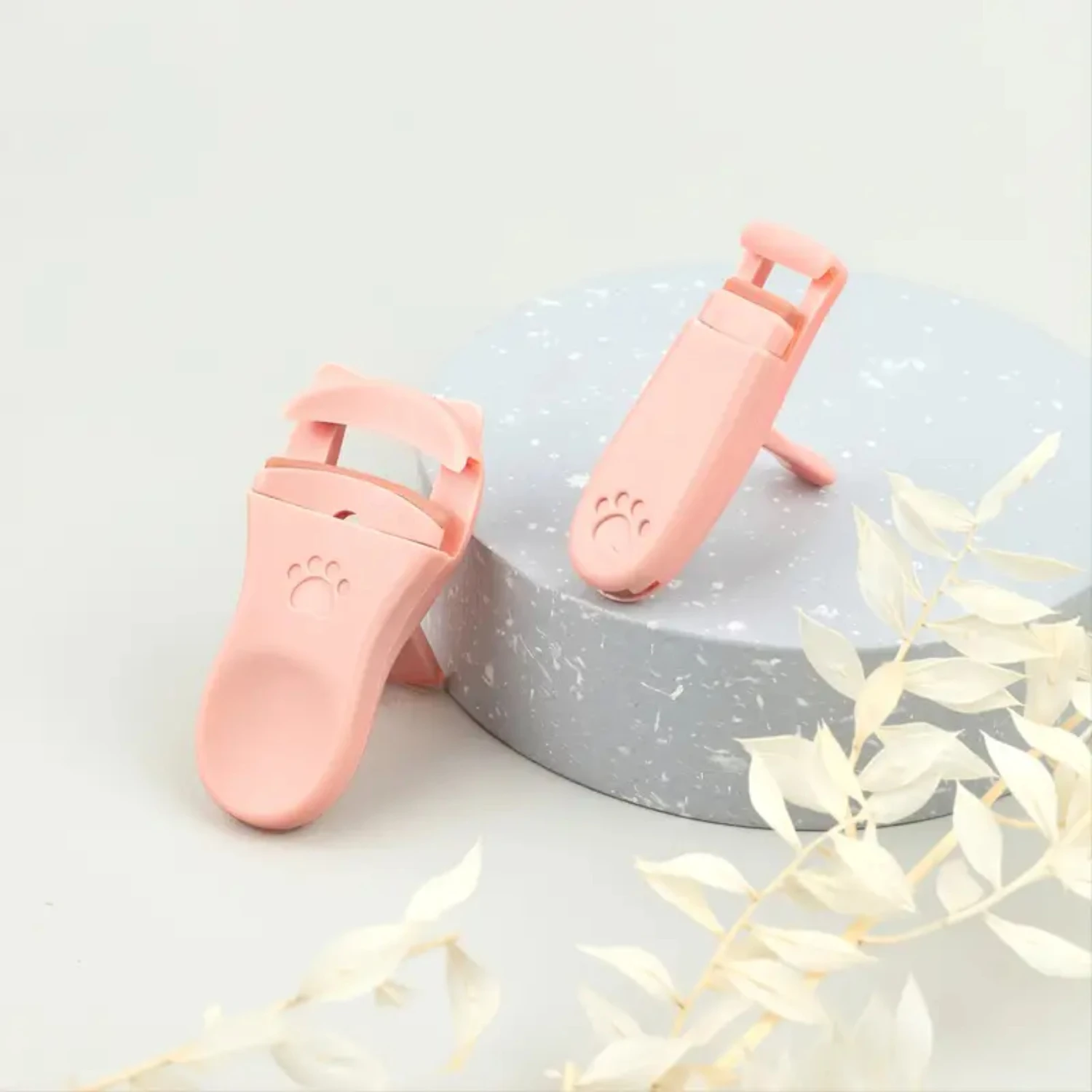 

Compact and Portable Plastic Eyelash Curler Set - 2pcs with Extra Silicone Replacement Pads, Easy to Accurately Lift Partial Las