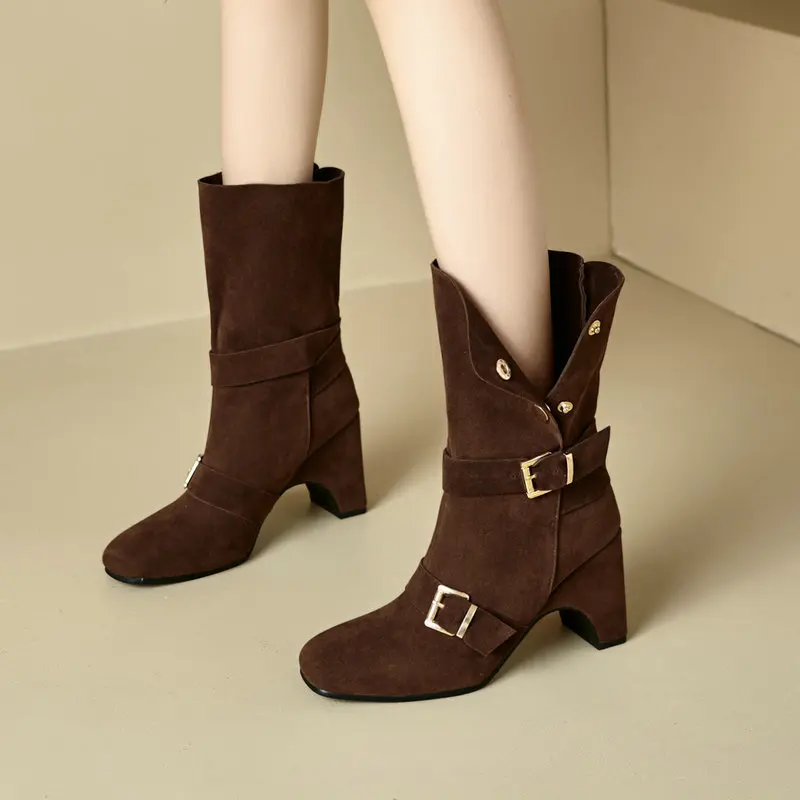 

Большой размер 34–48, сложенная женская зимняя обувь цвета хаки из искусственной замши в стиле вестерн, ковбойские сапоги до середины икры на массивном высоком каблуке с пряжкой и ремешком