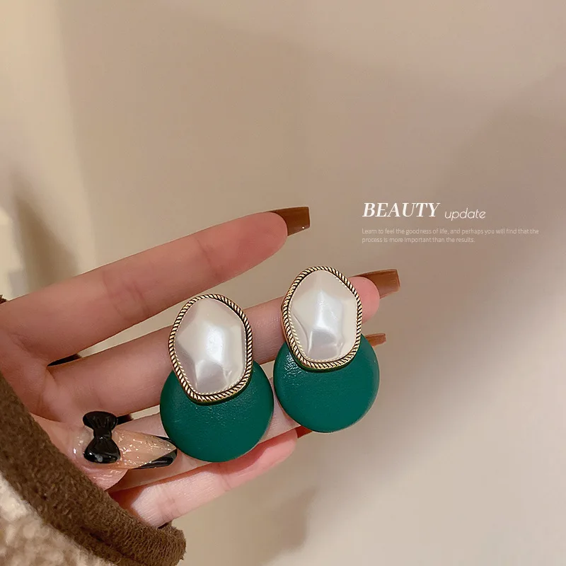 Short Leatherwear Pearl Dangle Earrings for Women Personality Retro Green Hyperbole Jewelry Accessories Ear Studs