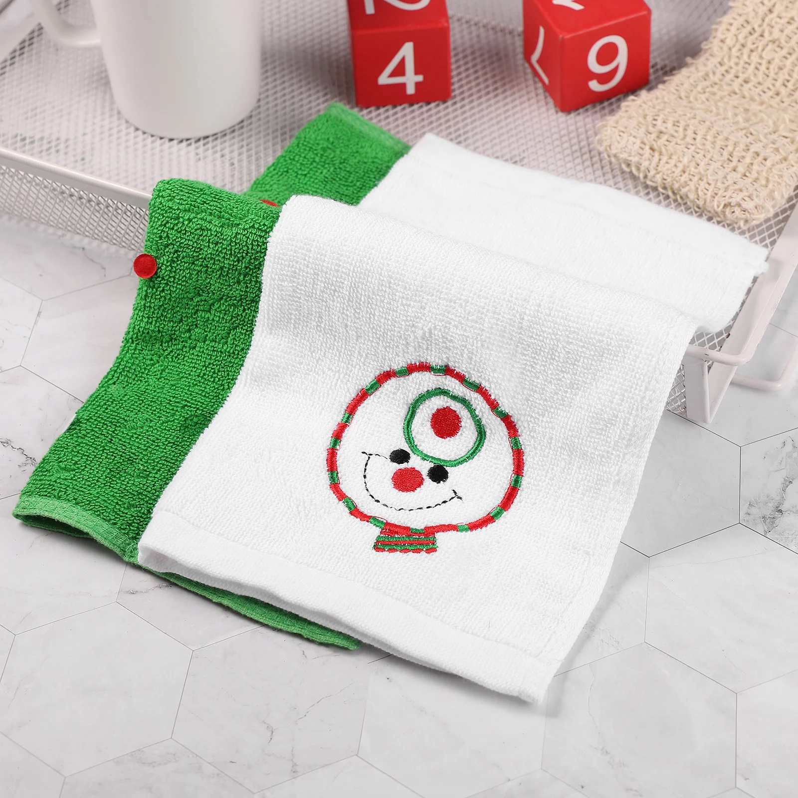 

2Pcs Christmas Towel Set Festive Tree and Snowman Shaped Cotton Wash Cloths for Holiday Home Decoration Hand Face Drying Utility