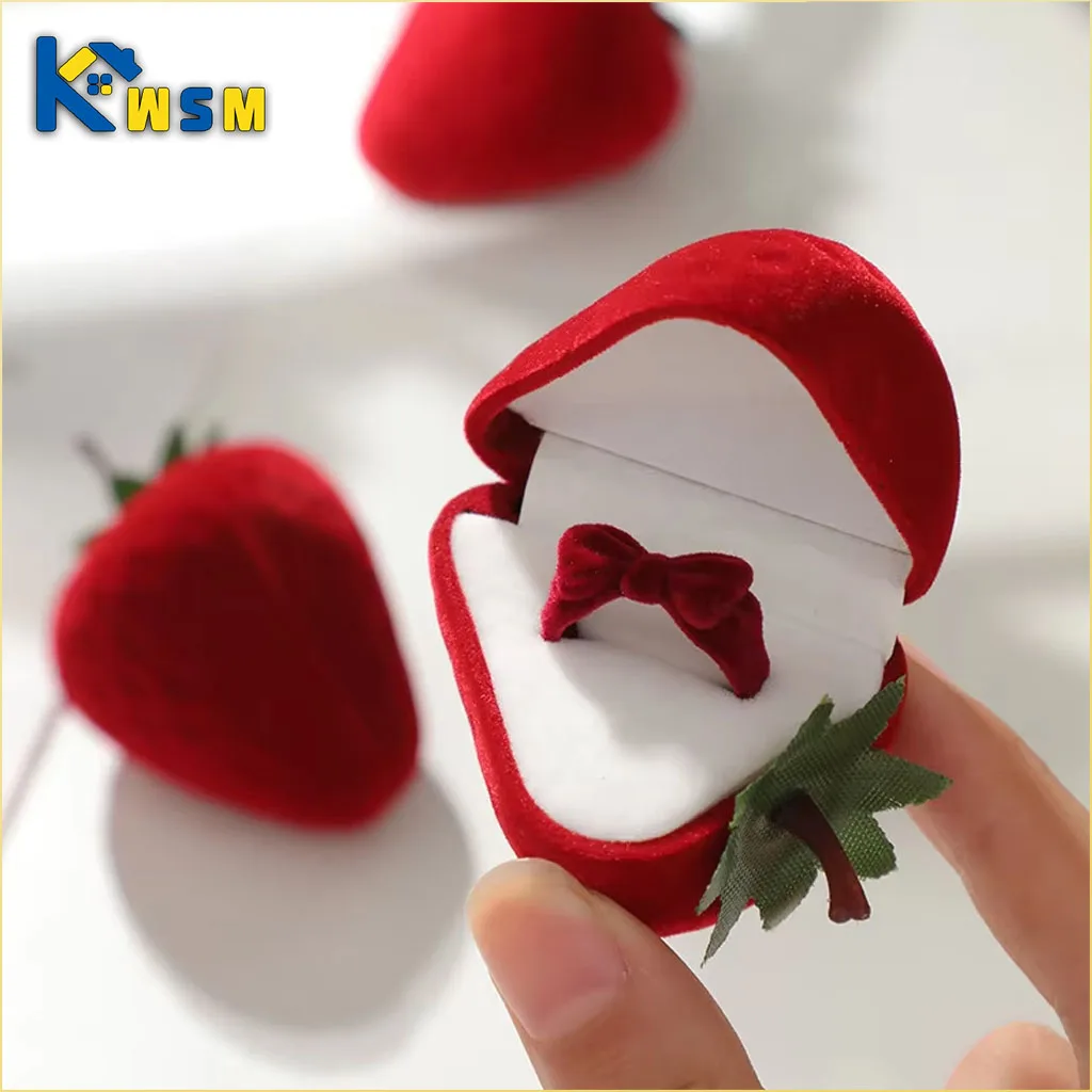 صندوق مجوهرات على شكل فراولة مع غطاء على شكل قلب، علبة عرض خاتم خطوبة صغيرة لهدية اقتراح عيد الحب في الزفاف