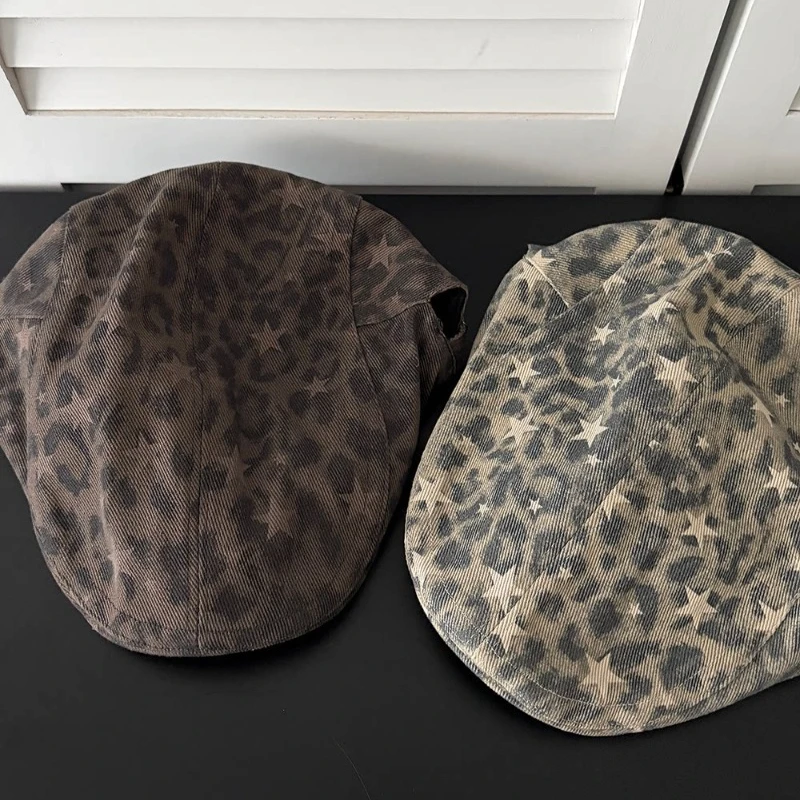 Amerikanische Retro Y2K Leopardenmuster Forward-Mütze für Damen – Neue modische, vielseitige Sommer- und Herbstmütze mit kurzem Schirm und flachem Oberteil im Maler-Stil – Detail 3