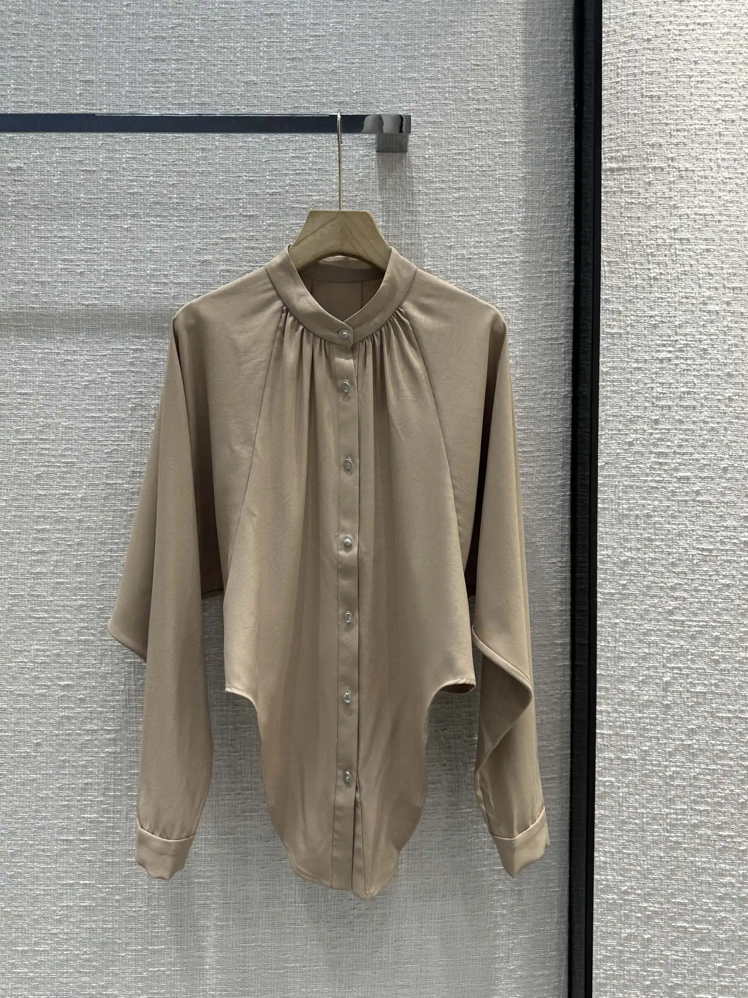 

2024 Summer New High Quality Women's Wear Solid color drop shoulder bat pleated standing collar leather texture shirt 0610