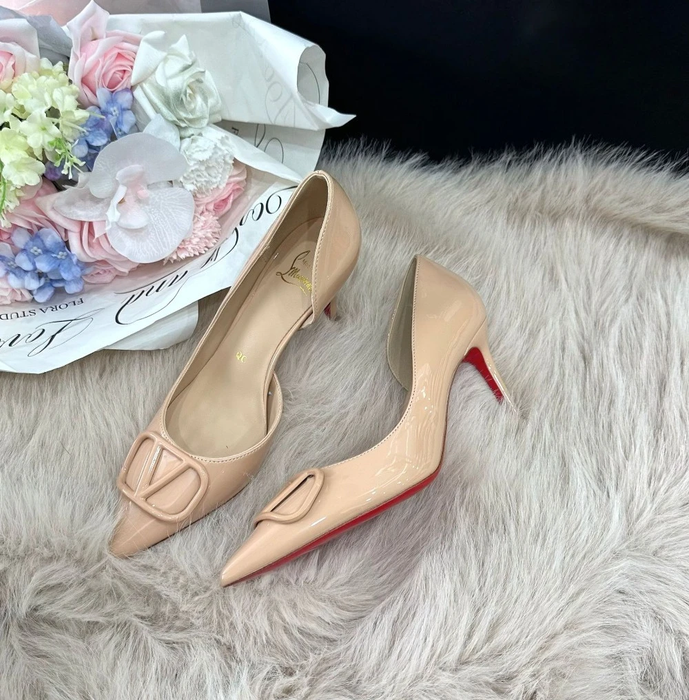 

Женские офисные женские стильные бежевые туфли-лодочки из лакированной кожи с боковым вырезом и металлической пряжкой с острым носком, красные туфли-лодочки на тонком каблуке-шпильке