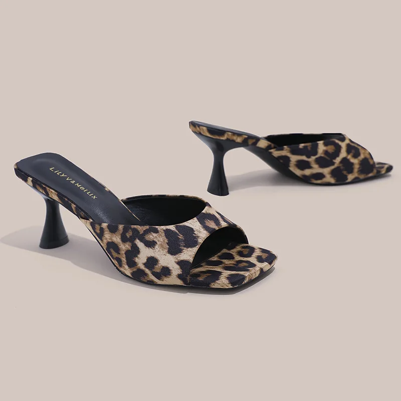 

Тапочки с леопардовым принтом, женские модные сандалии для уличной одежды, новые высокие каблуки 2025, тонкий каблук, квадратный носок, прямой перетаскиватель