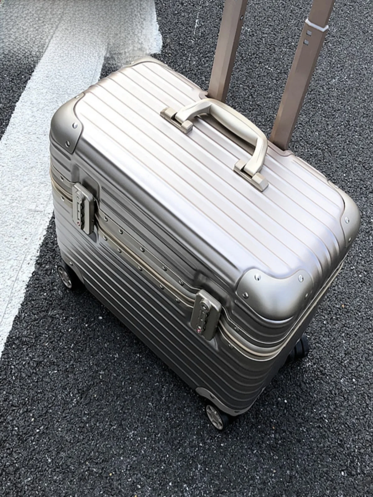

Aluminum Frame 8-Inch Photoaphy Lage Carry-On Suitcase Hairdring Box Universal Wheel Password Box Busin Trav...