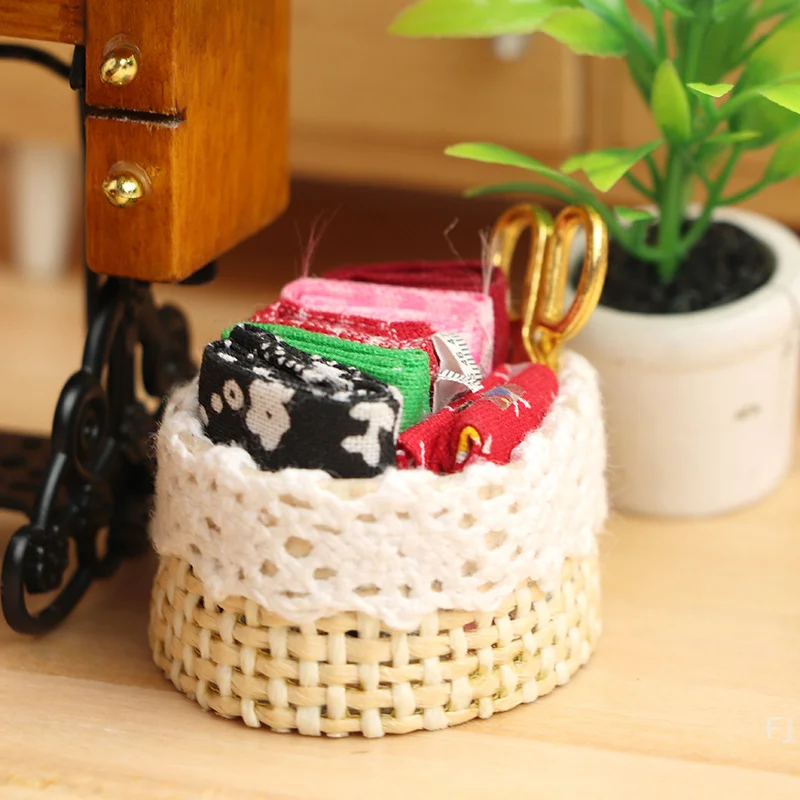 Zestaw do szycia w miniaturze do domku dla lalek w skali 1/12: koszyk na narzędzia, nożyczki, materiał, linijka do dekoracji scen.