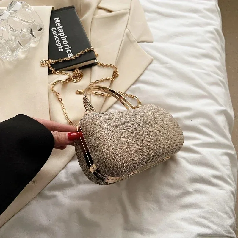 حقيبة يد نسائية مغلف لامع للسهرة بسلسلة فضية لامعة وحقيبة يد صغيرة لحفلات الزفاف